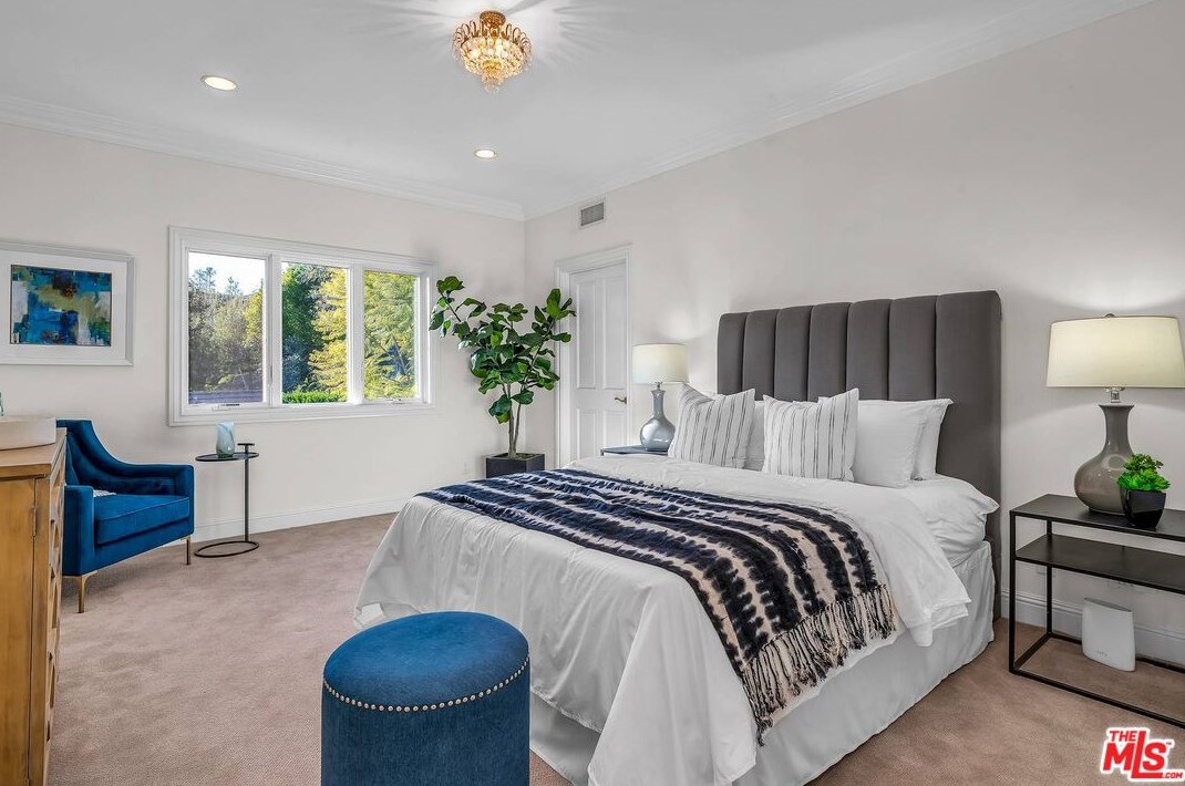 111 Thurston Ave, Los Angeles CA  90049-2434 exterior