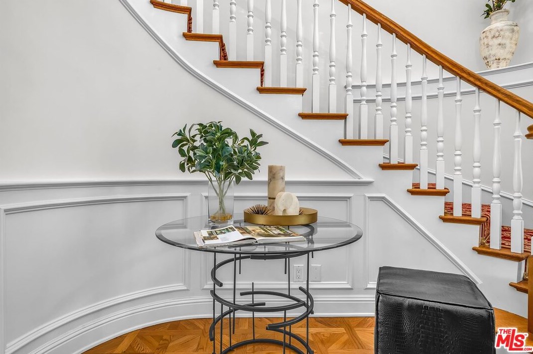 111 Thurston Ave, Los Angeles CA  90049-2434 exterior