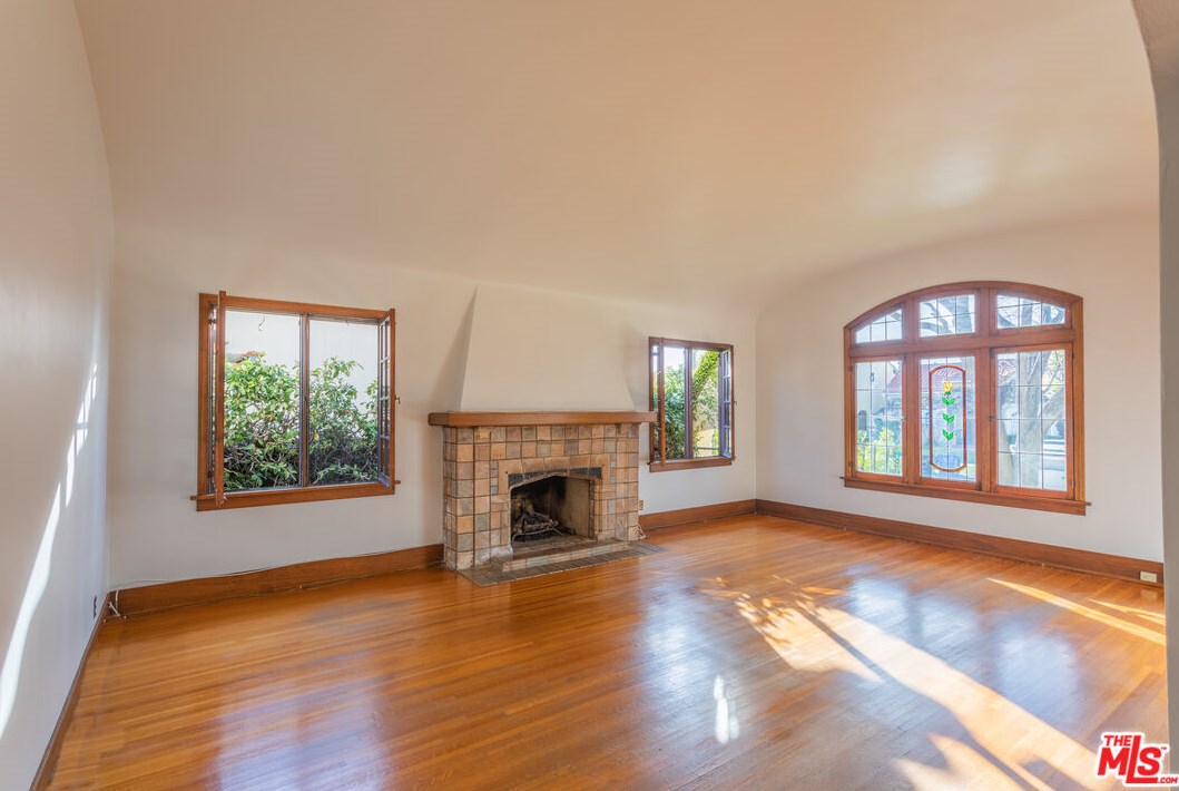 832 Muirfield Rd, Los Angeles, CA 90005-3835