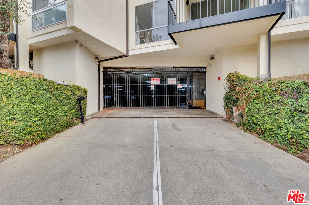 1340 Beverly Glen Blvd, Los Angeles CA  90024-5247 exterior