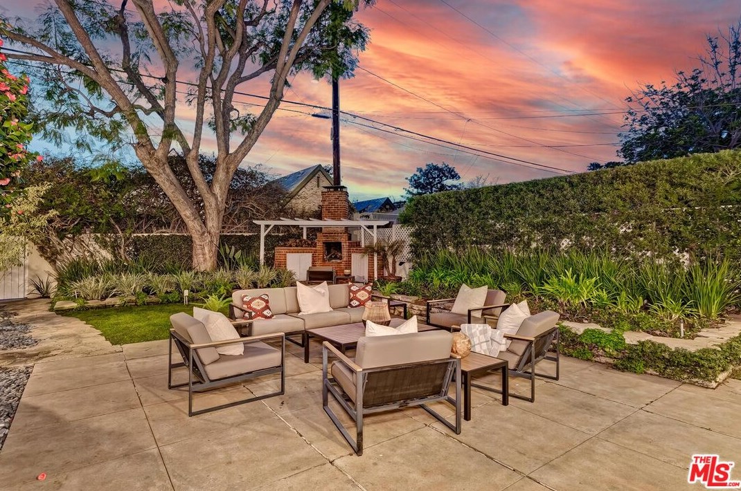 305 El Camino Dr, Beverly Hills, CA 90212-4211