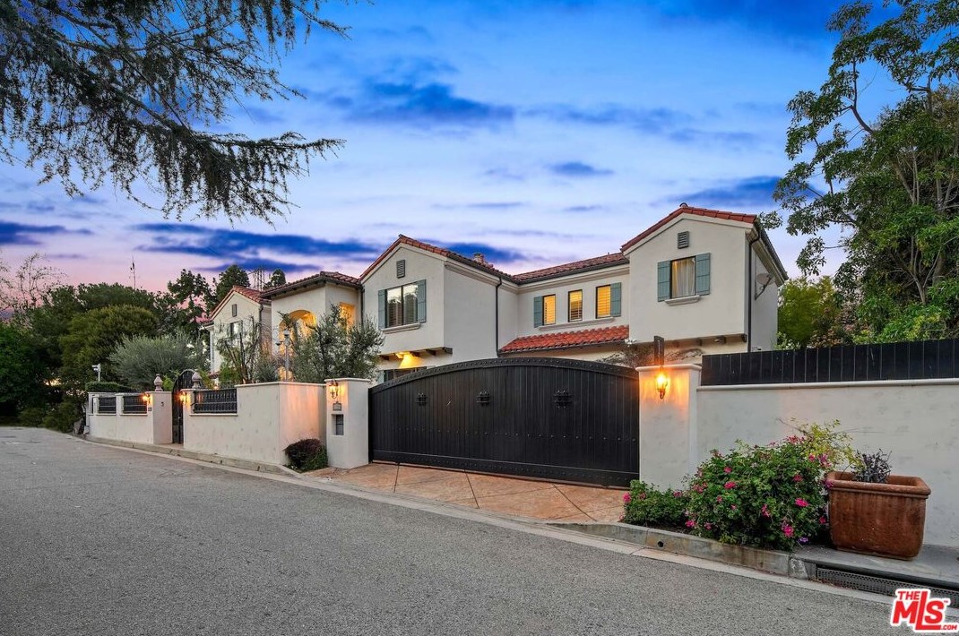 11231 Briarcliff Ln, North Hollywood, CA 91604-4277