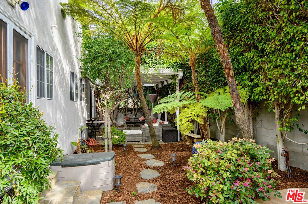 12030 Alberta Dr, Los Angeles CA  90230-5902 exterior