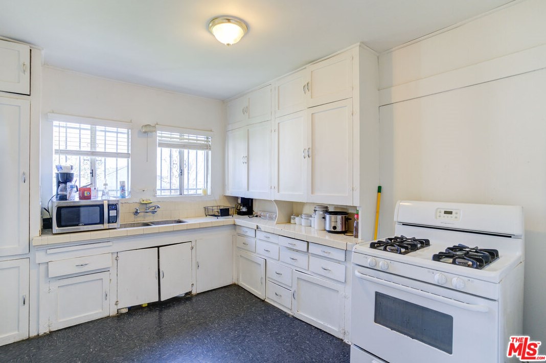 2404 Virginia Rd, Los Angeles CA  90016-1638 exterior