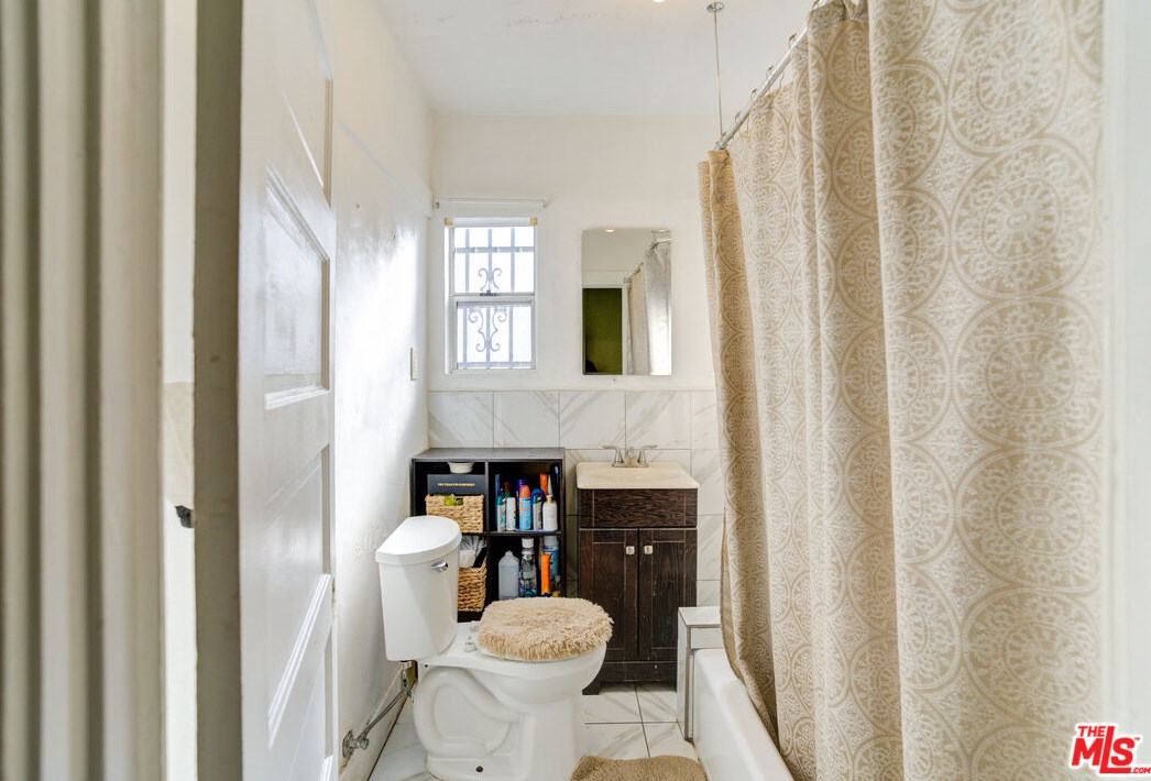 2404 Virginia Rd, Los Angeles CA  90016-1638 exterior