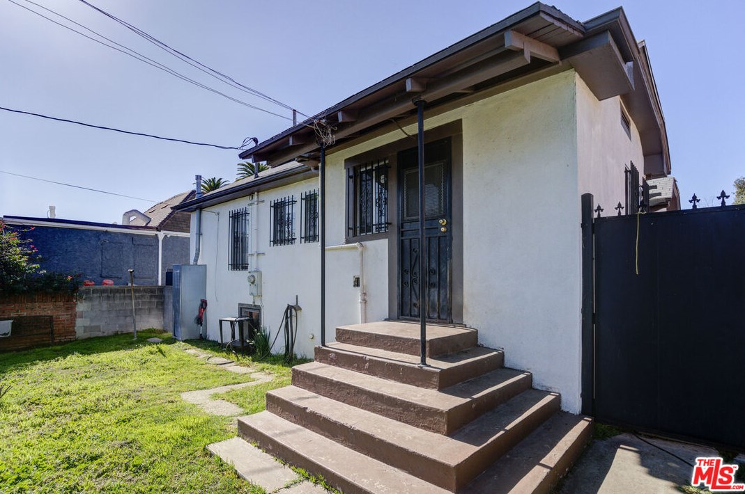 2404 Virginia Rd, Los Angeles CA  90016-1638 exterior