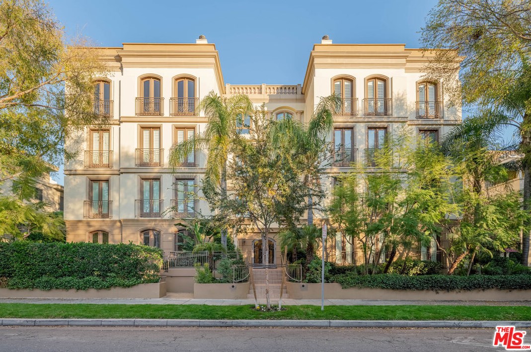 132 S Crescent Dr #102, Beverly Hills, CA 90212