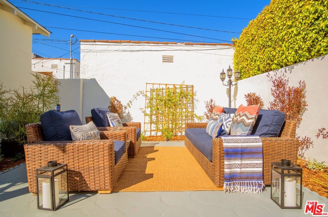 1568 Ellsmere Ave, Los Angeles CA  90019-3824 exterior