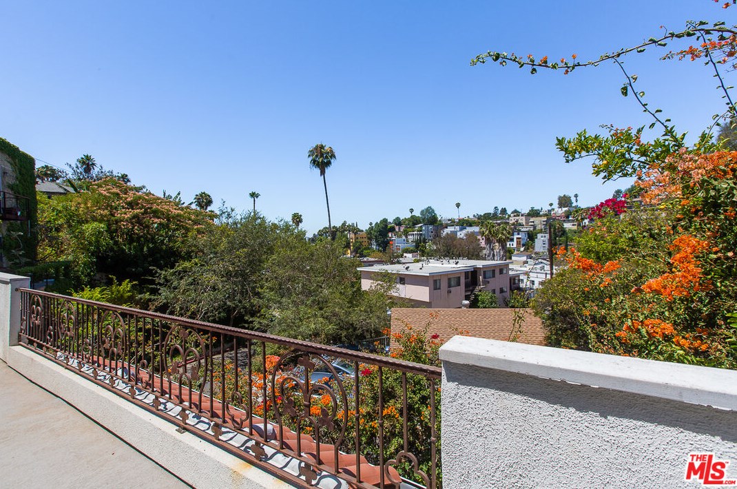 3111 Hamilton Way, Los Angeles CA  90026-2107 exterior