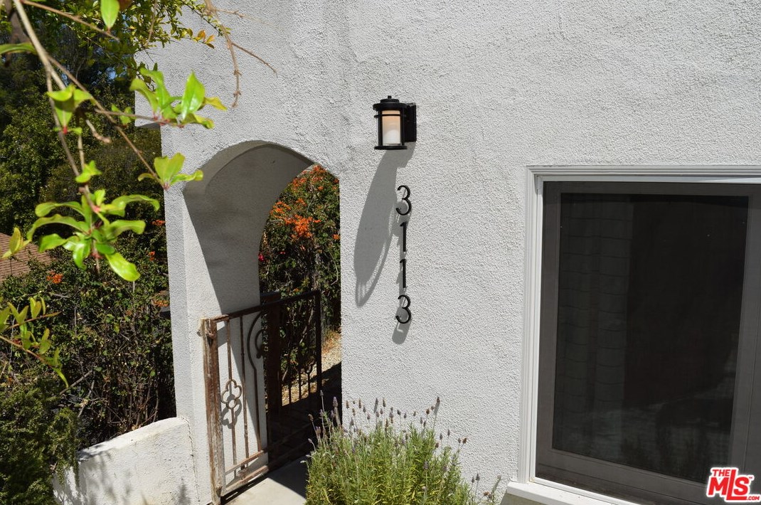 3111 Hamilton Way, Los Angeles CA  90026-2107 exterior