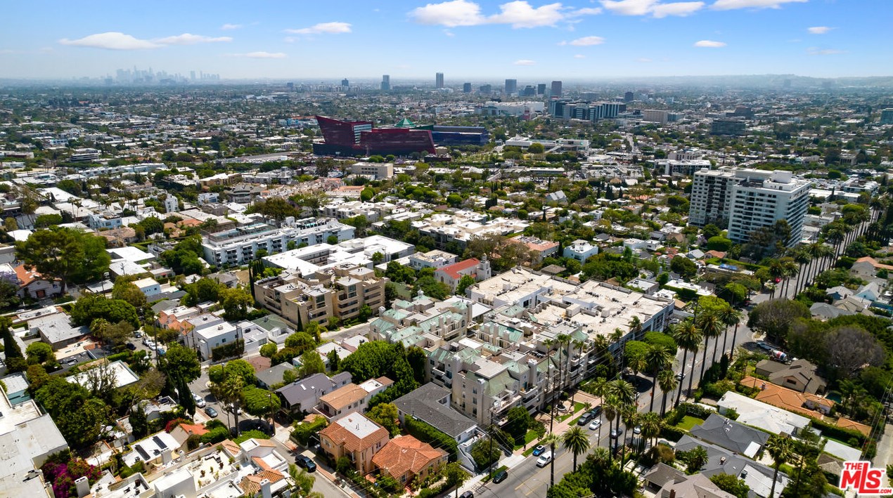 930 Doheny Dr, Los Angeles CA  90069-3172 exterior