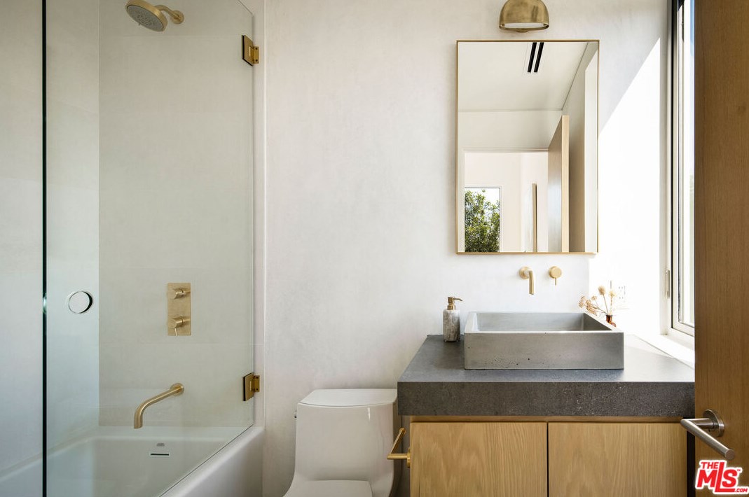 3030 Kelton Ave, Los Angeles CA  90034-3022 exterior