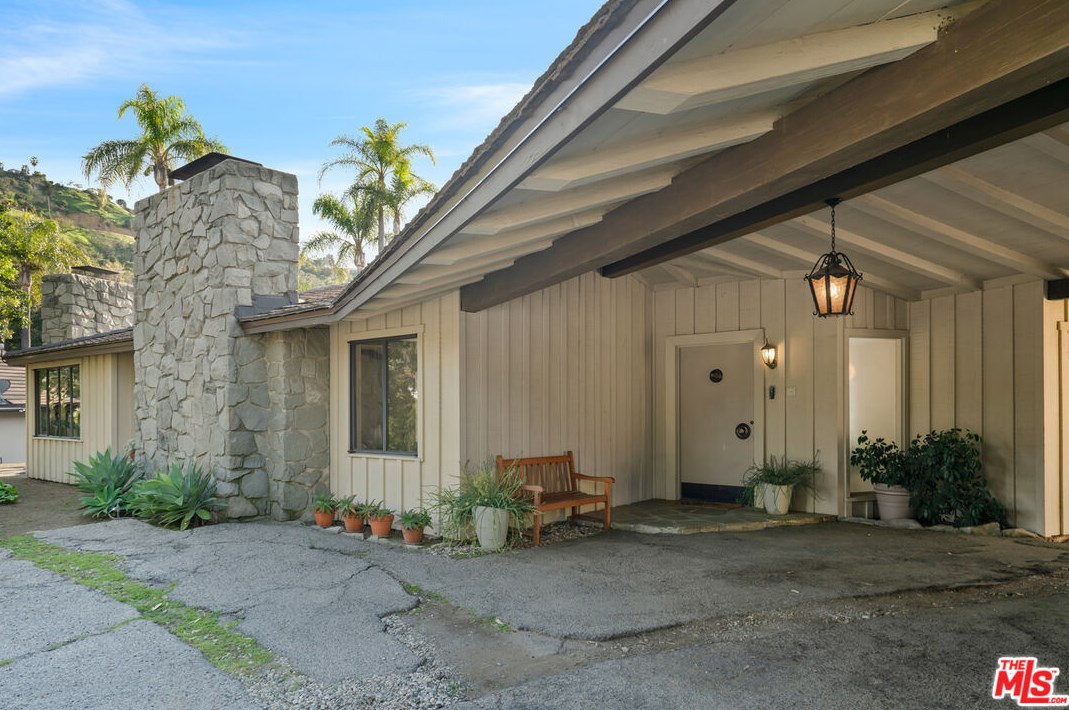 11681 Valleycrest Rd, North Hollywood, CA 91604-4225