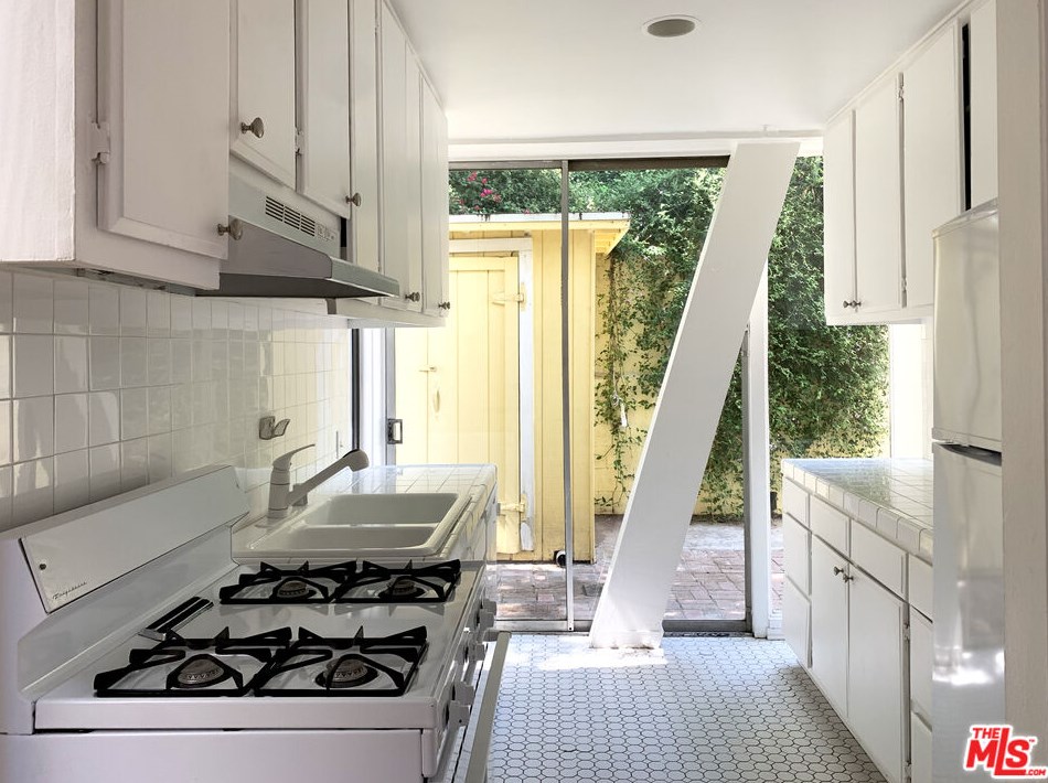 8437 Ridpath Dr, Los Angeles CA  90046-7711 exterior
