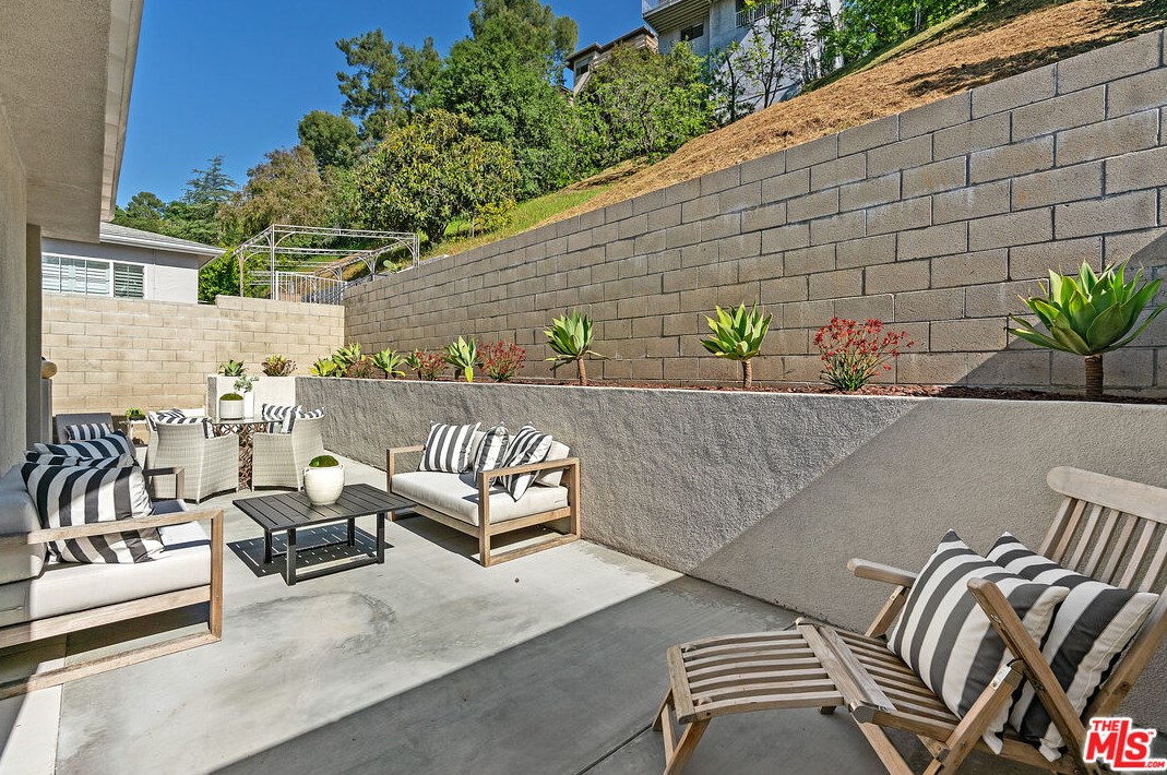 2266 Moss Ave, Los Angeles CA  90065-3417 exterior