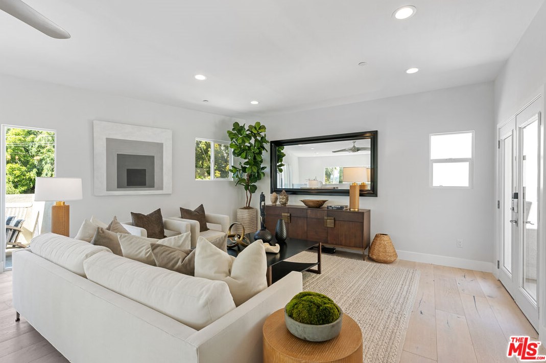 2266 Moss Ave, Los Angeles CA  90065-3417 exterior