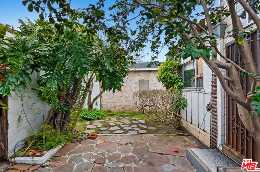 8629 Guthrie Ave, Los Angeles CA  90034-1403 exterior