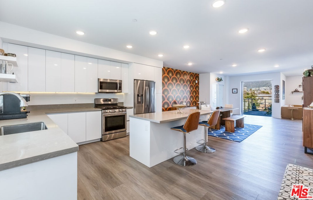 518 E Windsor Rd #302, Glendale, CA 91205