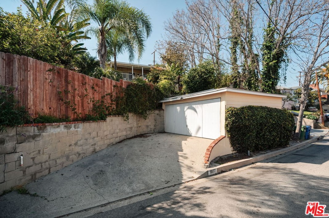 1877 Seigneur Ave, Los Angeles CA  90032-4024 exterior
