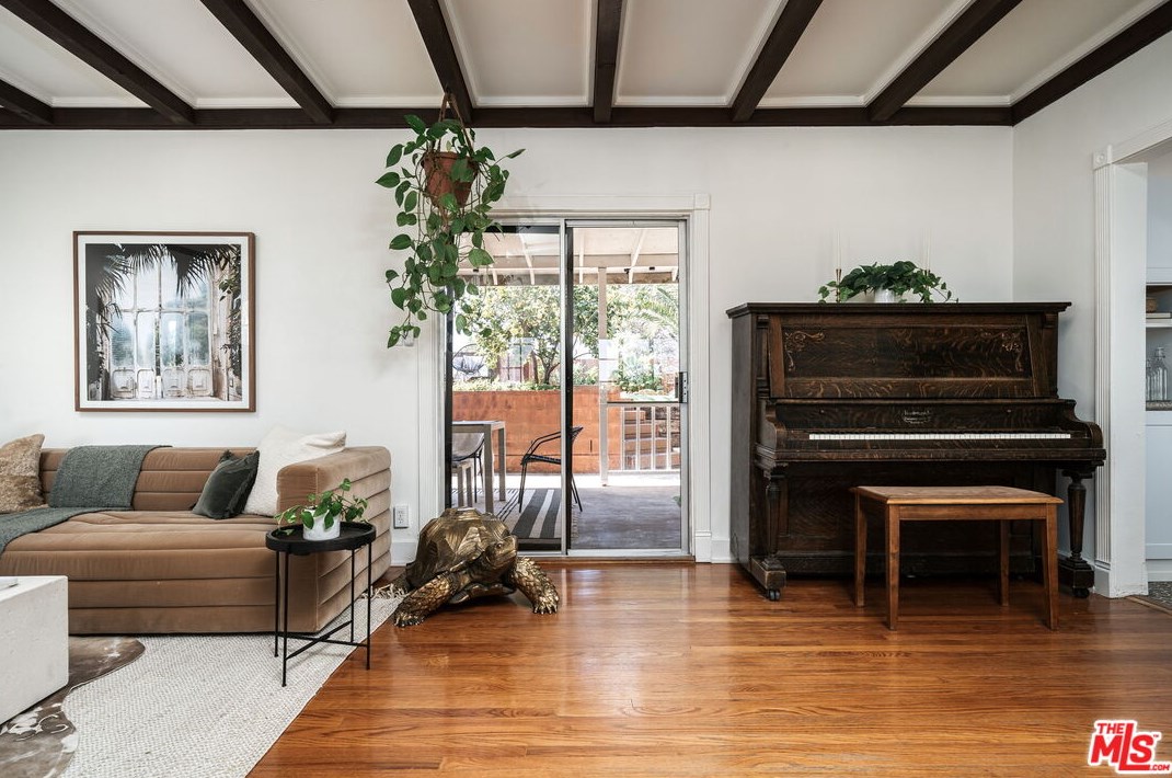1877 Seigneur Ave, Los Angeles CA  90032-4024 exterior