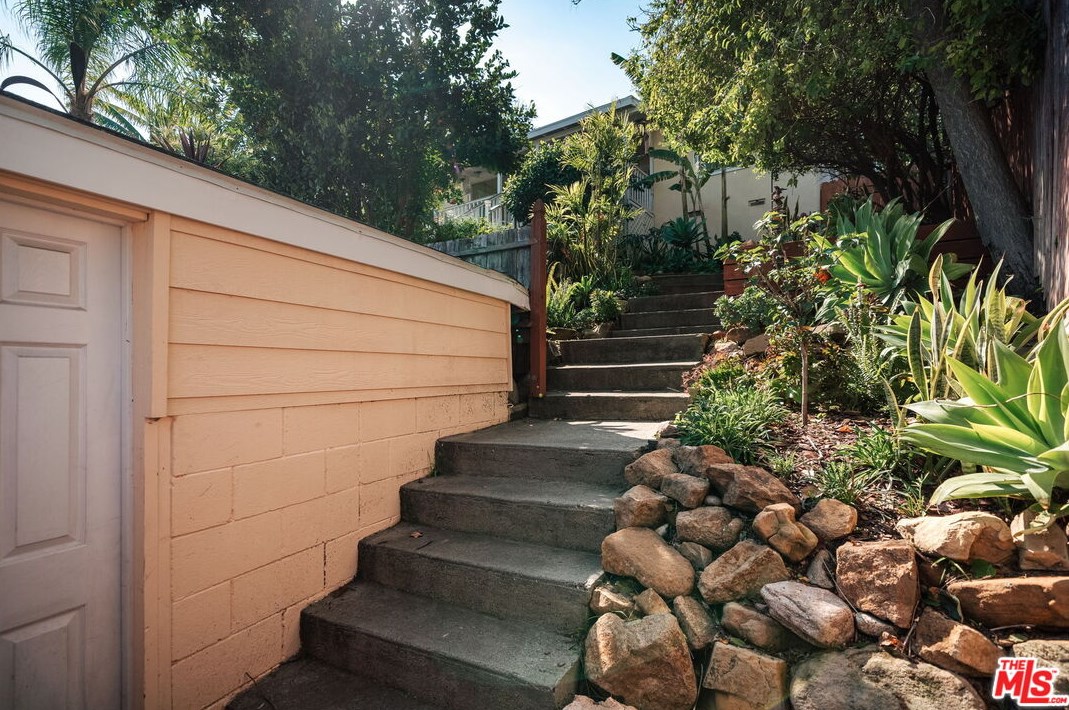 1877 Seigneur Ave, Los Angeles CA  90032-4024 exterior