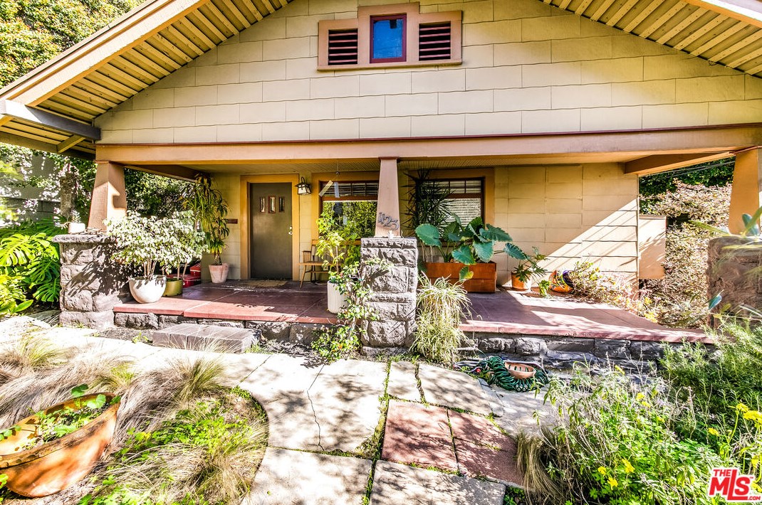 1123 Kensington Rd, Los Angeles, CA 90026-4317