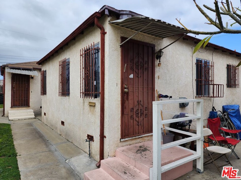10405 Hoover St, Los Angeles CA  90044-4421 exterior
