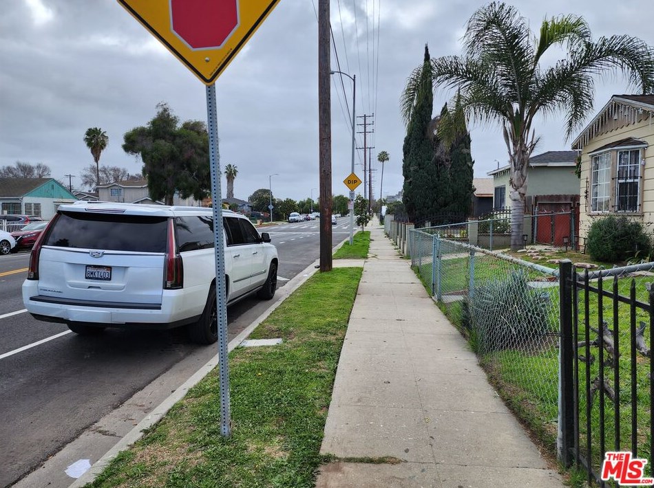 10405 Hoover St, Los Angeles CA  90044-4421 exterior