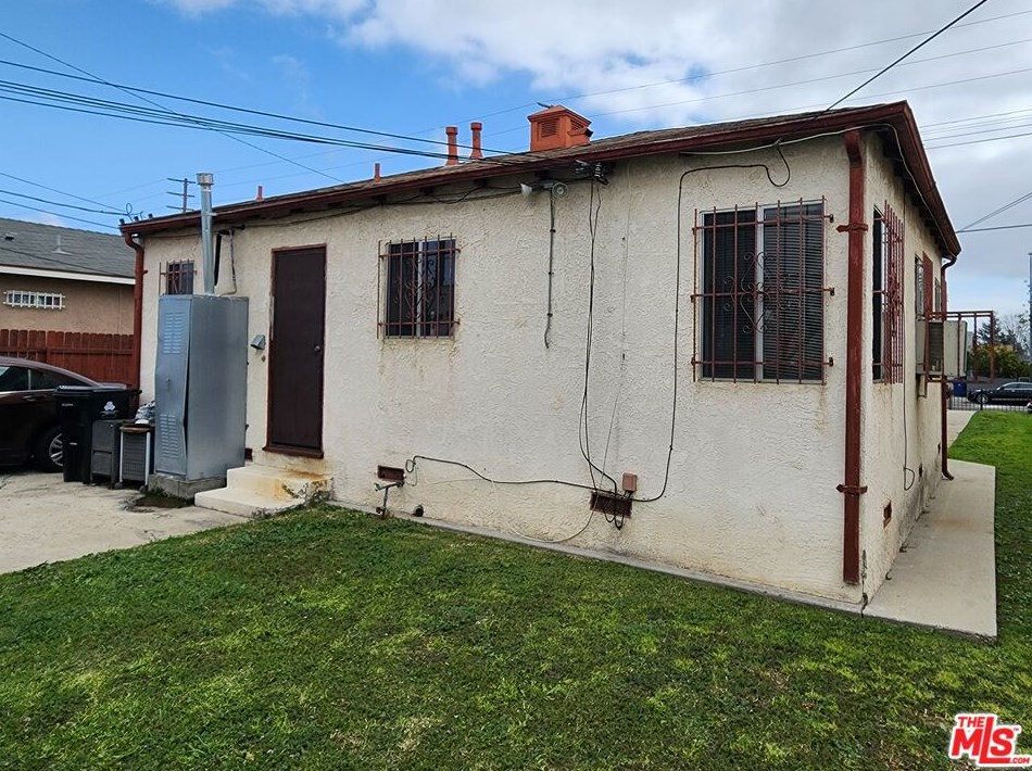 10405 Hoover St, Los Angeles CA  90044-4421 exterior