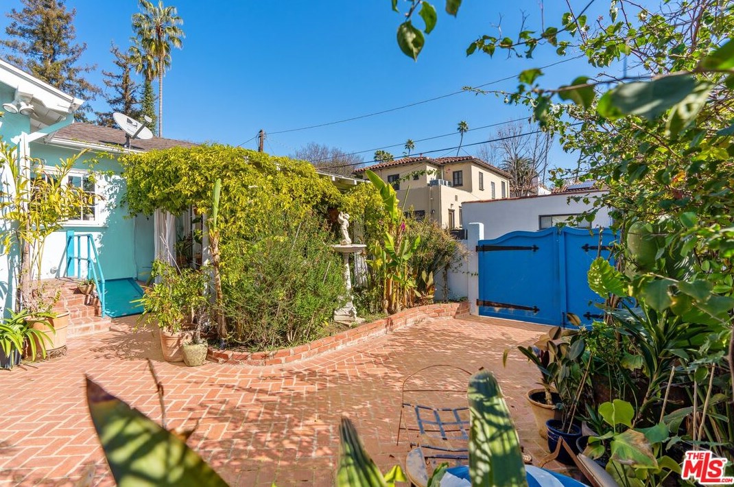 14 Oak Knoll Gardens Dr, Pasadena CA  91106-3833 exterior