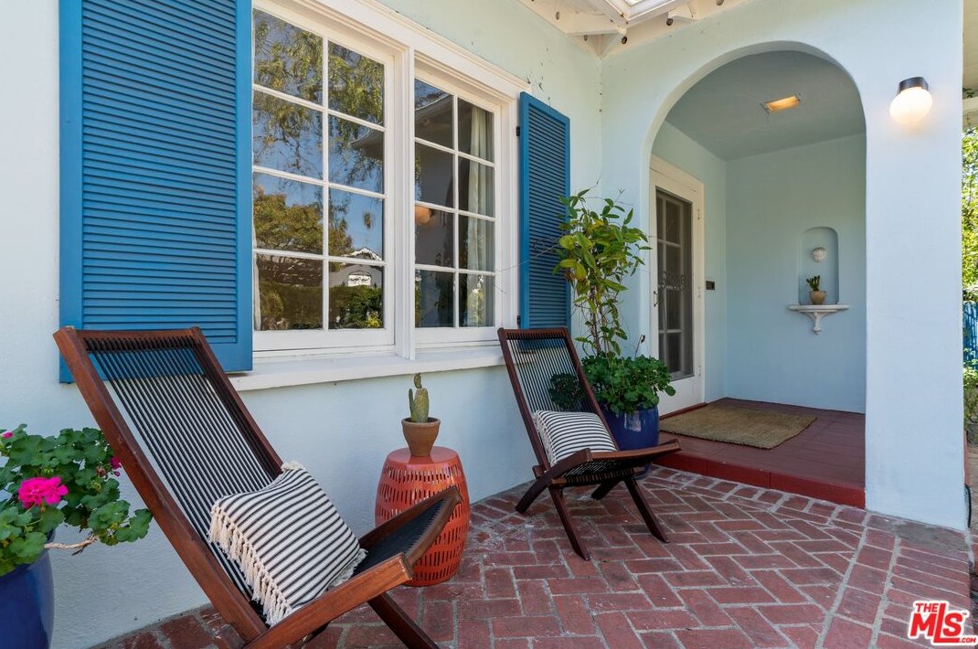 14 Oak Knoll Gardens Dr, Pasadena CA  91106-3833 exterior