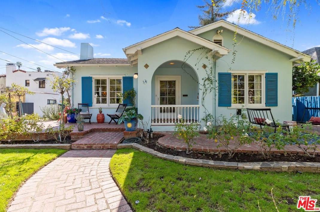 14 Oak Knoll Gardens Dr, Pasadena CA  91106-3833 exterior