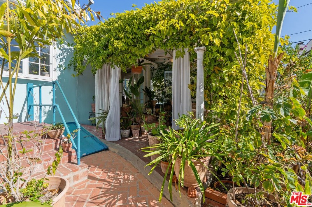 14 Oak Knoll Gardens Dr, Pasadena CA  91106-3833 exterior