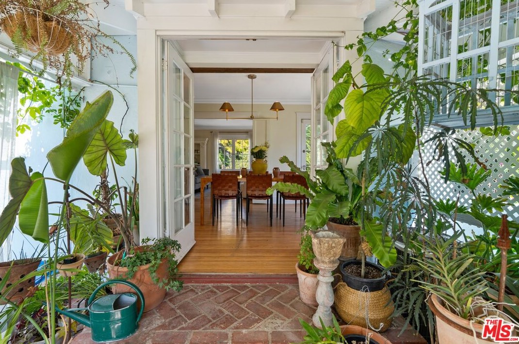 14 Oak Knoll Gardens Dr, Pasadena CA  91106-3833 exterior