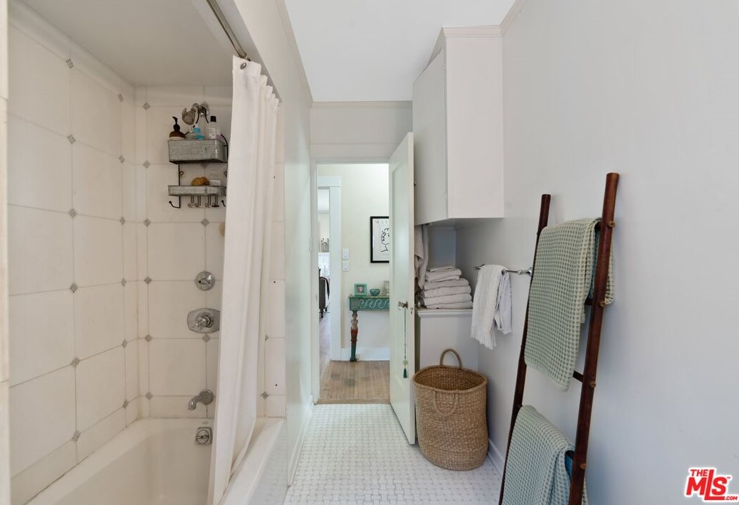 14 Oak Knoll Gardens Dr, Pasadena CA  91106-3833 exterior