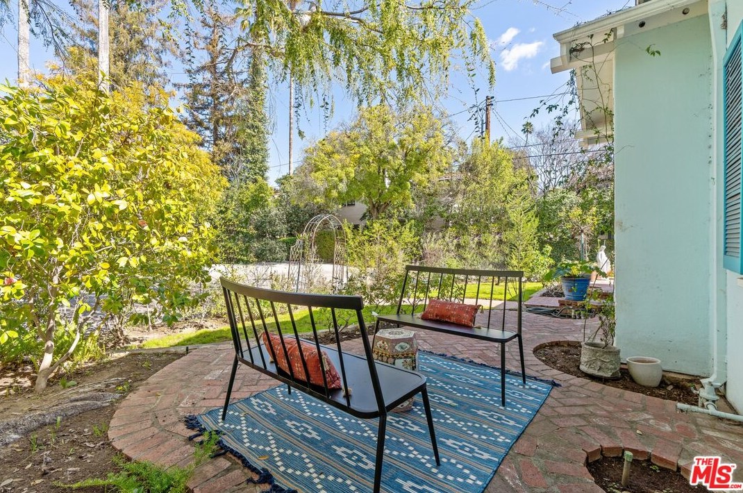 14 Oak Knoll Gardens Dr, Pasadena CA  91106-3833 exterior