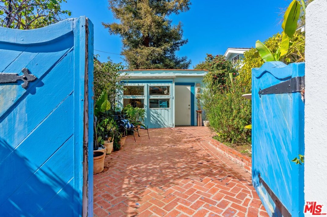 14 Oak Knoll Gardens Dr, Pasadena CA  91106-3833 exterior