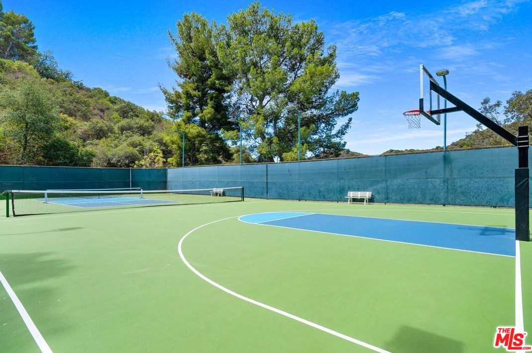 3057 Nicada Dr, Los Angeles CA  90077-2027 exterior
