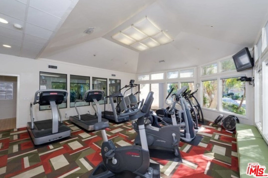 3057 Nicada Dr, Los Angeles CA  90077-2027 exterior