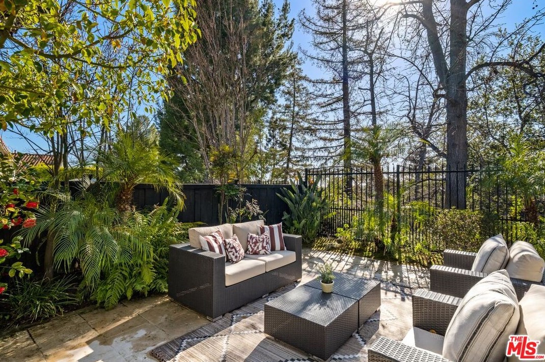 3057 Nicada Dr, Los Angeles CA  90077-2027 exterior