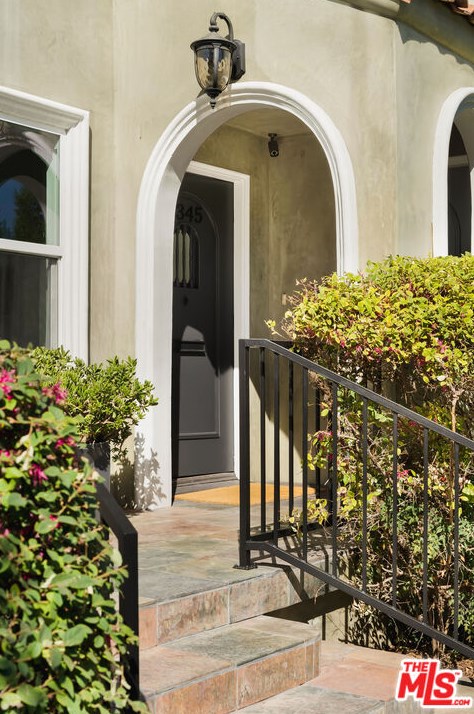 1345 Longwood Ave, Los Angeles, CA 90019-2957