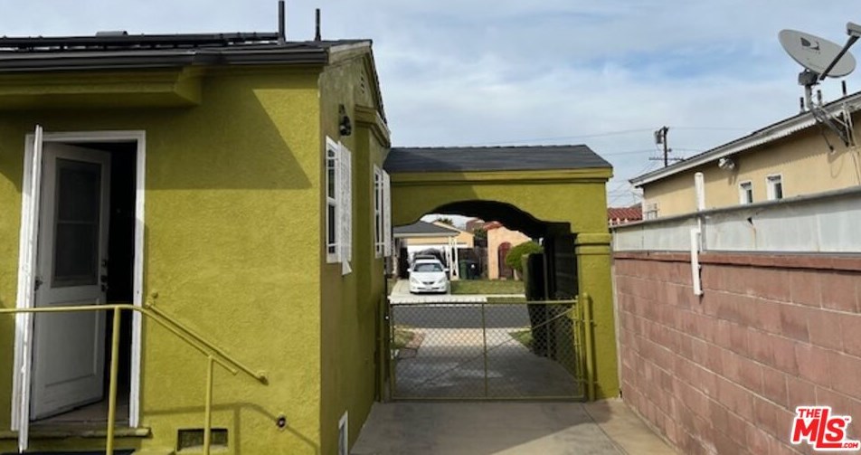 2056 94th St, Los Angeles, CA 90047-3709