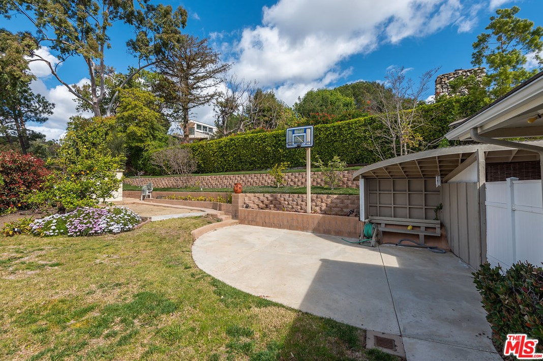 13740 Bayliss Rd, Los Angeles CA  90049-1215 exterior