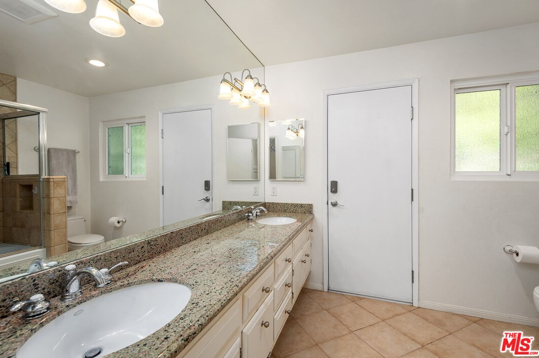 13740 Bayliss Rd, Los Angeles CA  90049-1215 exterior