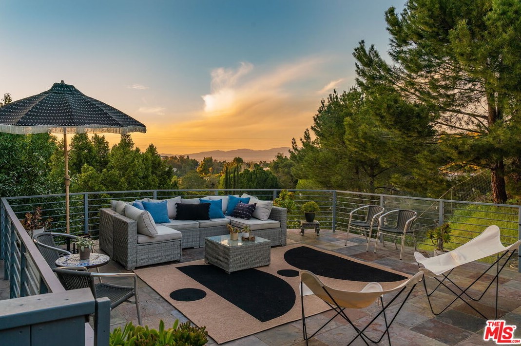 3127 Dona Marta Dr, North Hollywood CA  91604-4327 exterior