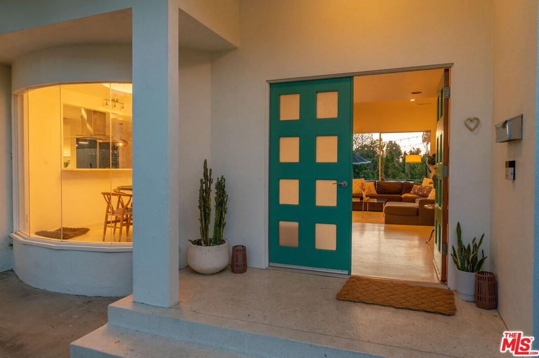 3127 Dona Marta Dr, North Hollywood CA  91604-4327 exterior