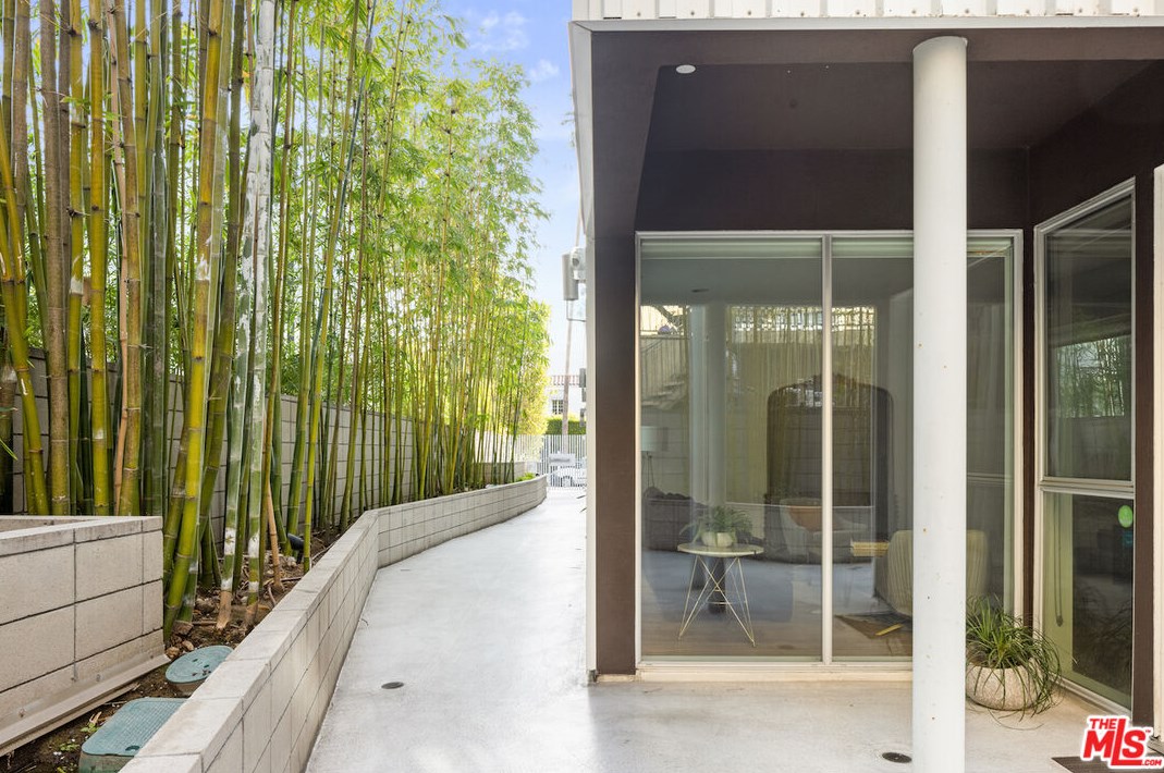 749 Cloverdale Ave, Los Angeles CA  90036-4214 exterior