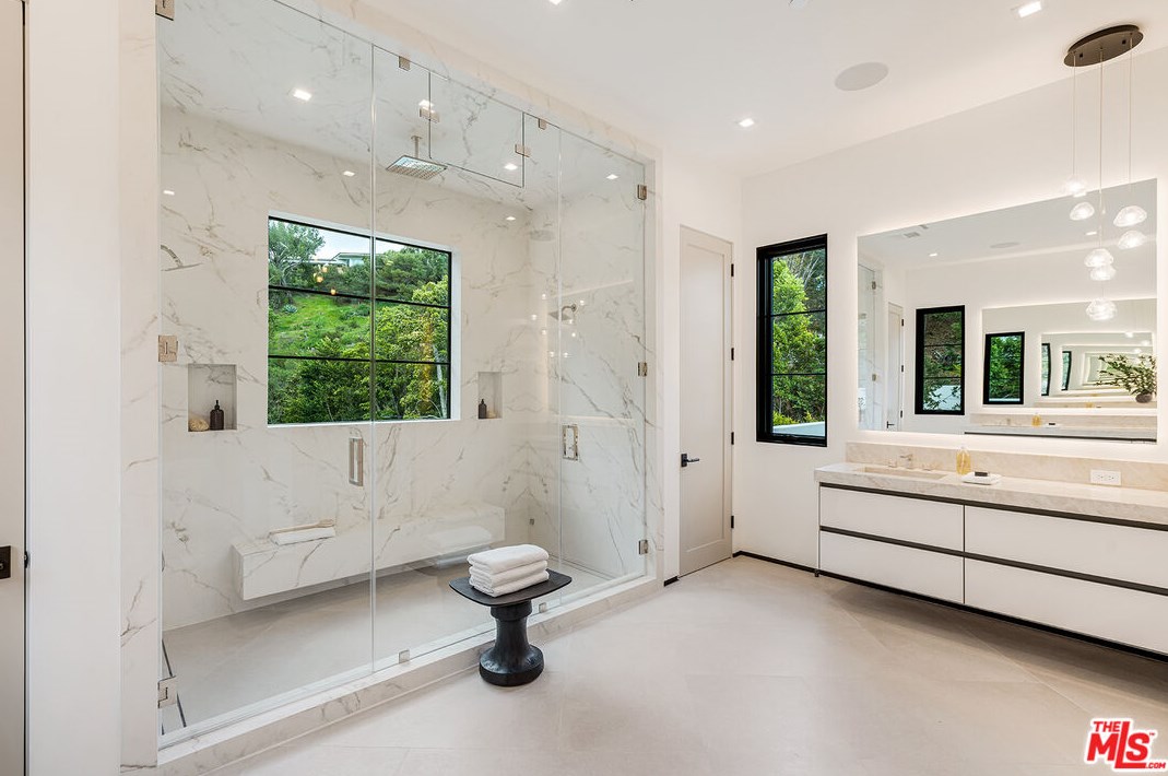 11548 Thurston Cir, Los Angeles CA  90049-2427 exterior