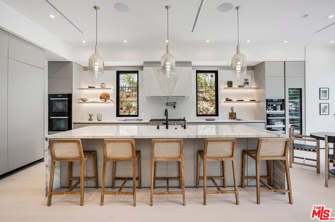 11548 Thurston Cir, Los Angeles CA  90049-2427 exterior