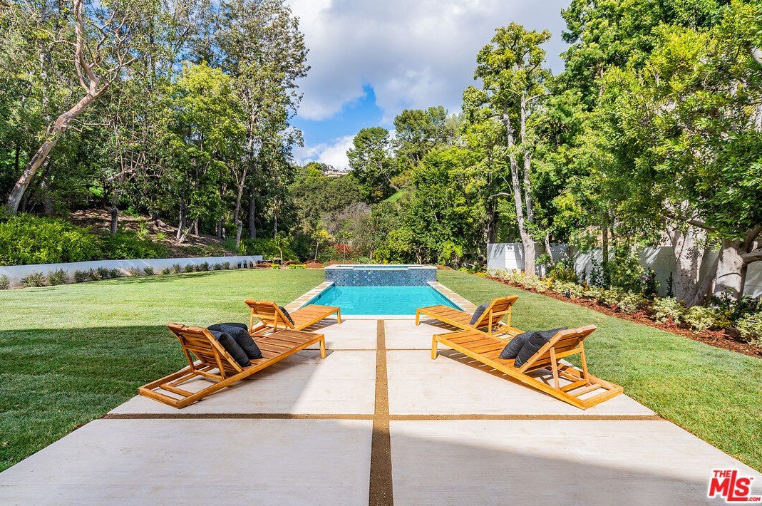 11548 Thurston Cir, Los Angeles CA  90049-2427 exterior